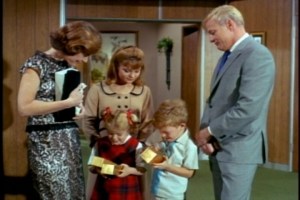 Freddie arrives with gifts for the kids. Buffy and Jody get bubbles. Freddie's not a big spender, apparently.