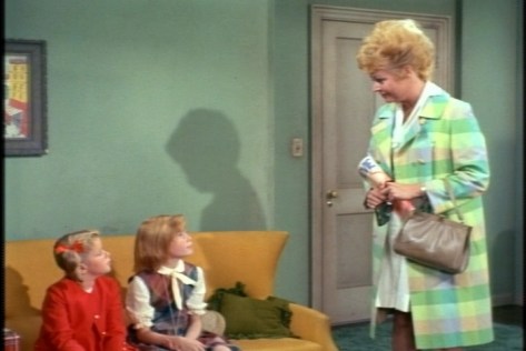 Note that she's clutching a movie magazine. Okay, okay, we get it--she's working class!